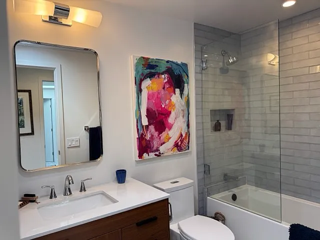Bedroom 2 en suite bath. With tub, including separate handheld sprayer.