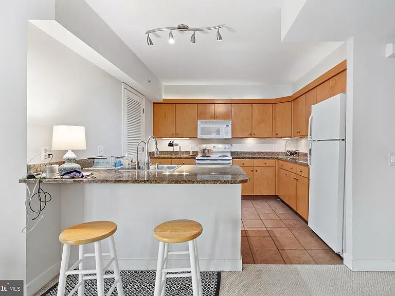 616 E St NW #304 — Photo 17