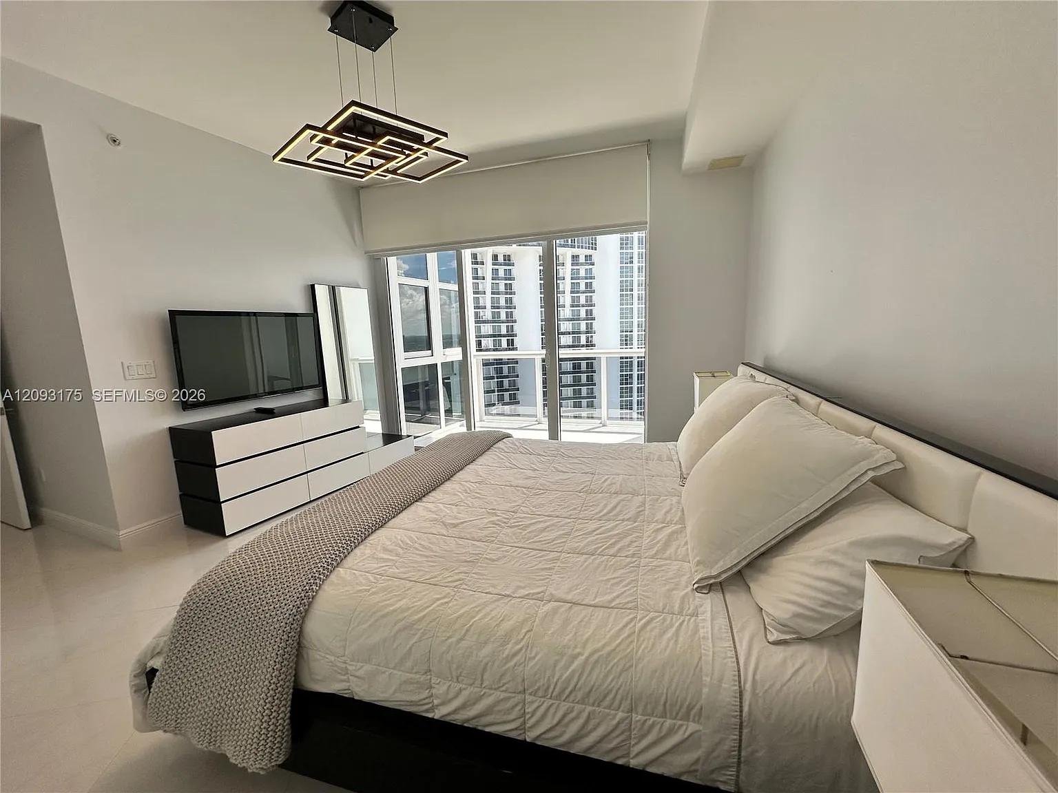 Trump Royale Condo — Photo 4