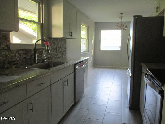 3rd image of 300 Lakeview Cir