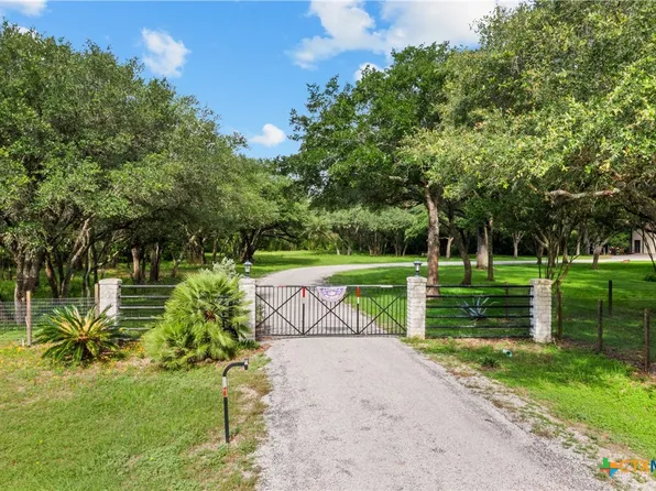 801 Treasure Oaks, Inez, TX 77968