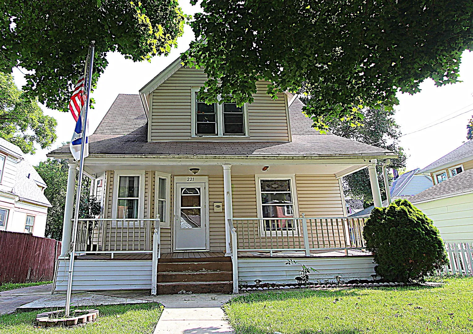 221 Harvey St photo 1