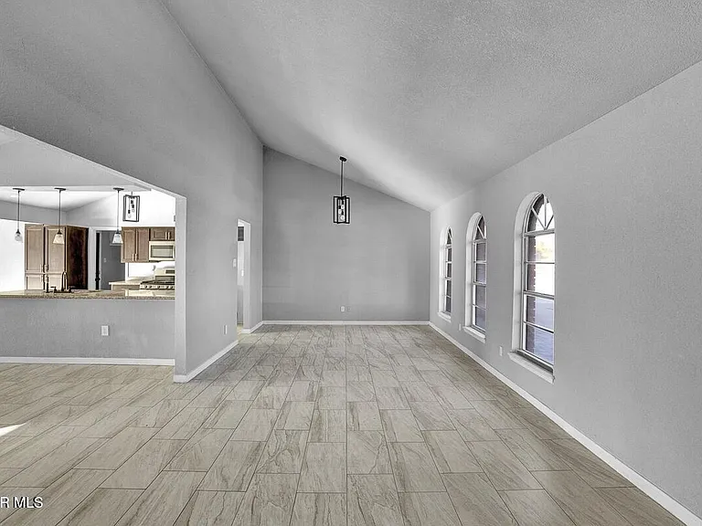 3709 Roslyn Dr — Photo 4