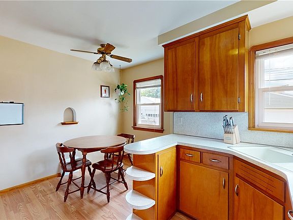 3rd image of 6011 Hampstead Ave