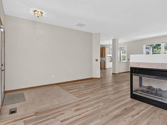 3rd image of 1490 W Ludington Cir