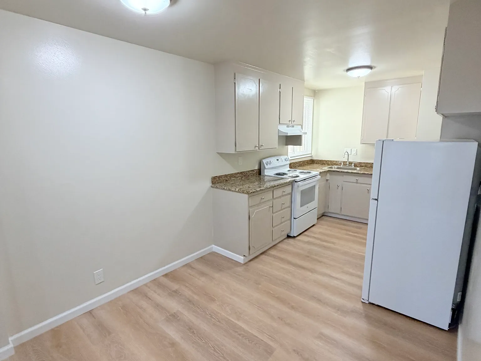 3 bed, 1000 sqft, $6,595 — Photo 2