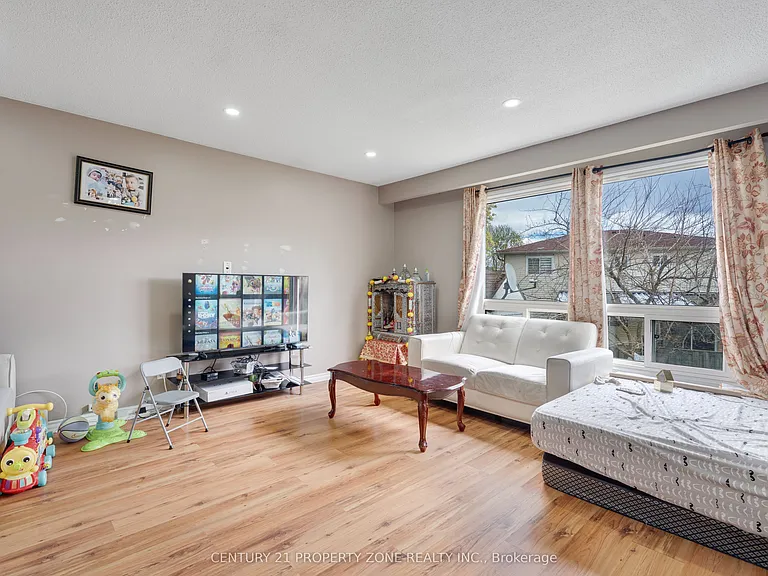 32 Lady Stewart Blvd — Photo 8