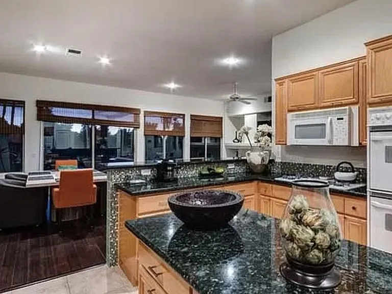 129 E Kavenish Dr — Photo 17