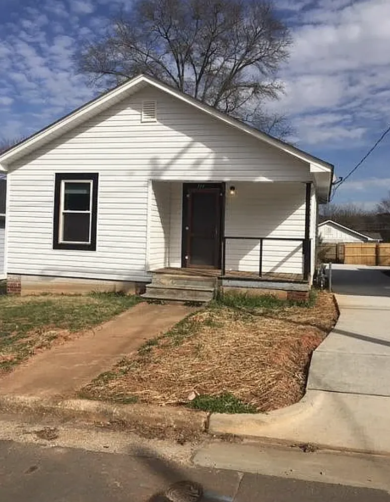2 bed, 1.0 bath, 800 sqft, $895 — Photo 1