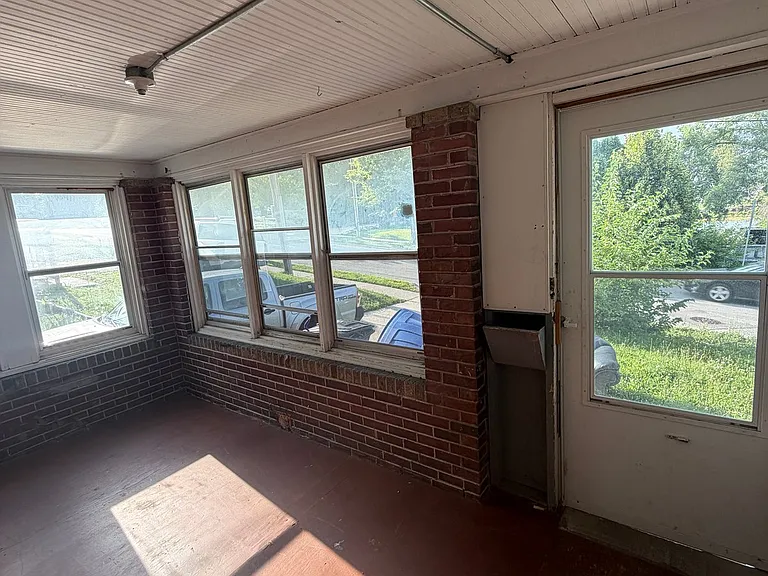 220 Franklin Ave — Photo 6
