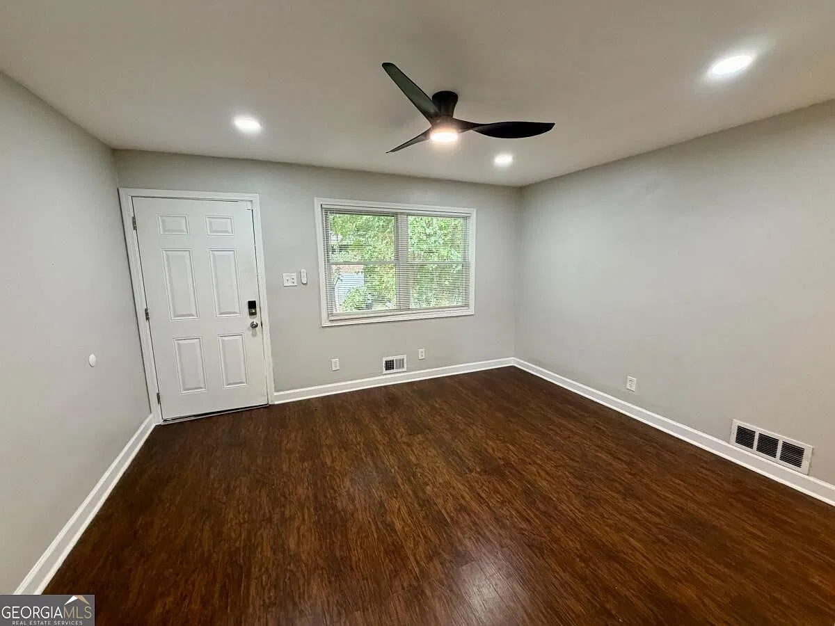2 bed, 1.0 bath, 1274 sqft, $1,750 — Photo 2
