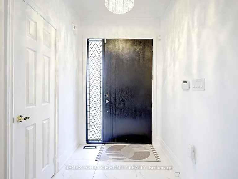16 Muret Cres — Photo 3