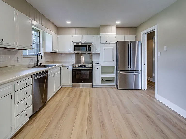 9521 Mobile Dr — Photo 2