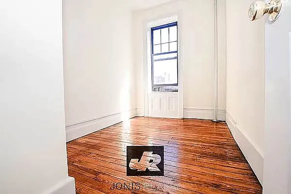 Rented by Jonis Realty | media 7