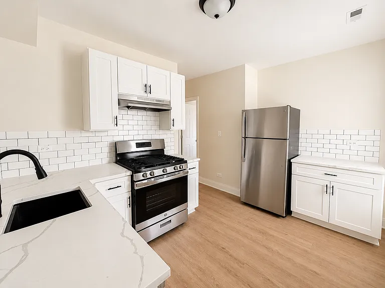 7418 N Ashland Blvd #3 — Photo 2