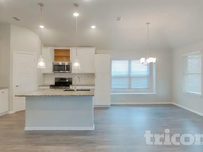 1916 Elderberry St — Photo 3
