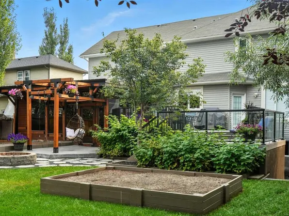 37 E Thomas St NW, Rocky View County, AB T0J 1X2