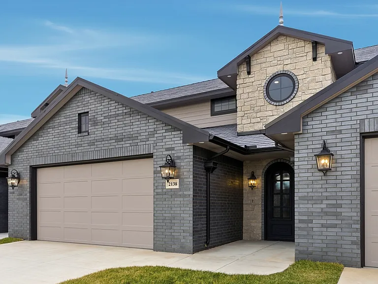 2138 E Beaumont St — Photo 1