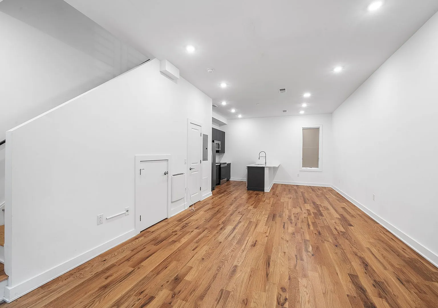 4bedroom 3.5 bathroom with parking available now — Photo 3