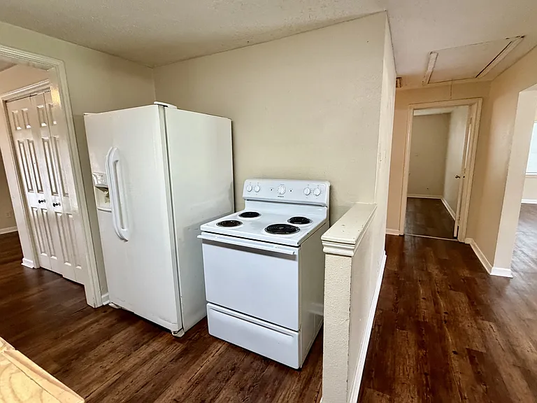 1009 Victoria St — Photo 4