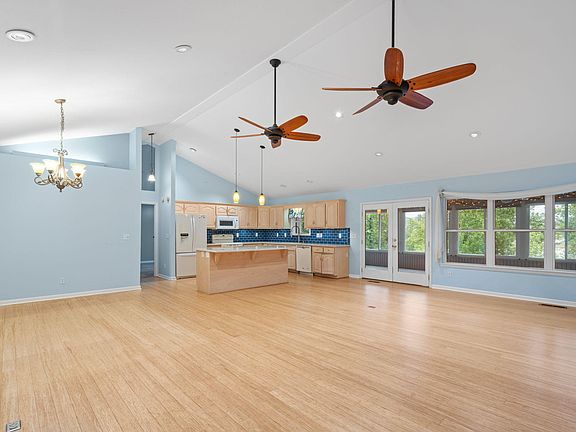 4th image of 719 Lakehaven Cir