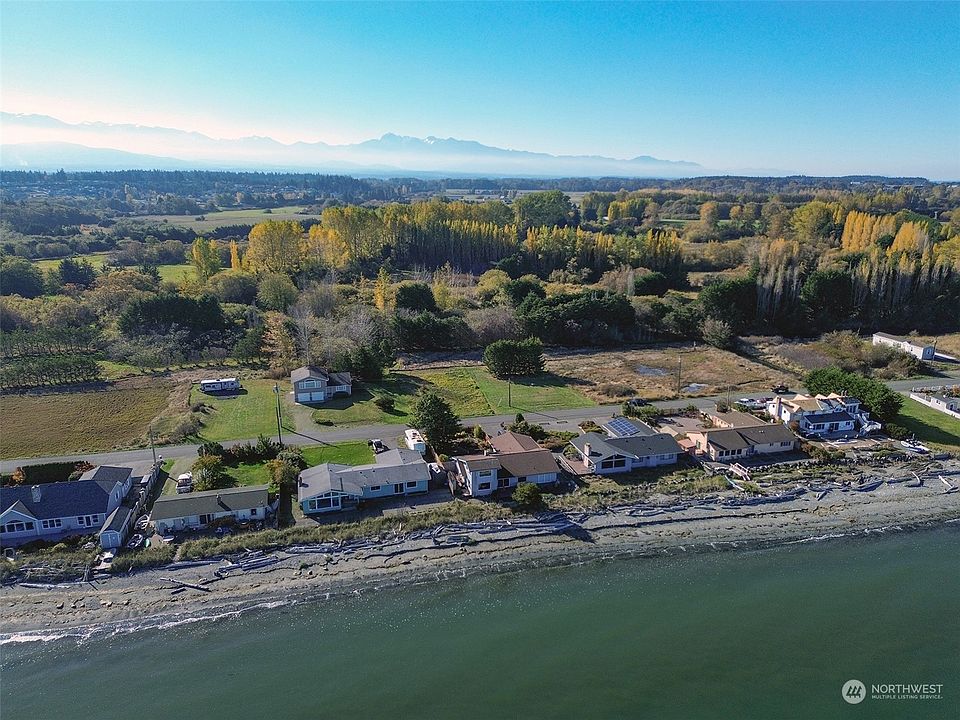 Welcome to idyllic Three Crabs Road.>