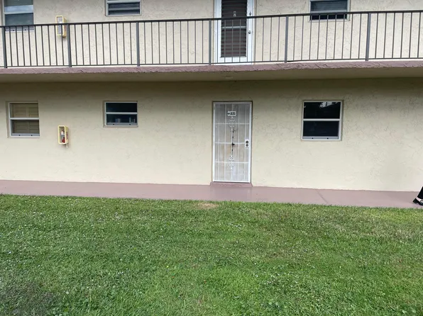 752 Lori Drive #221, Palm Springs, FL 33461