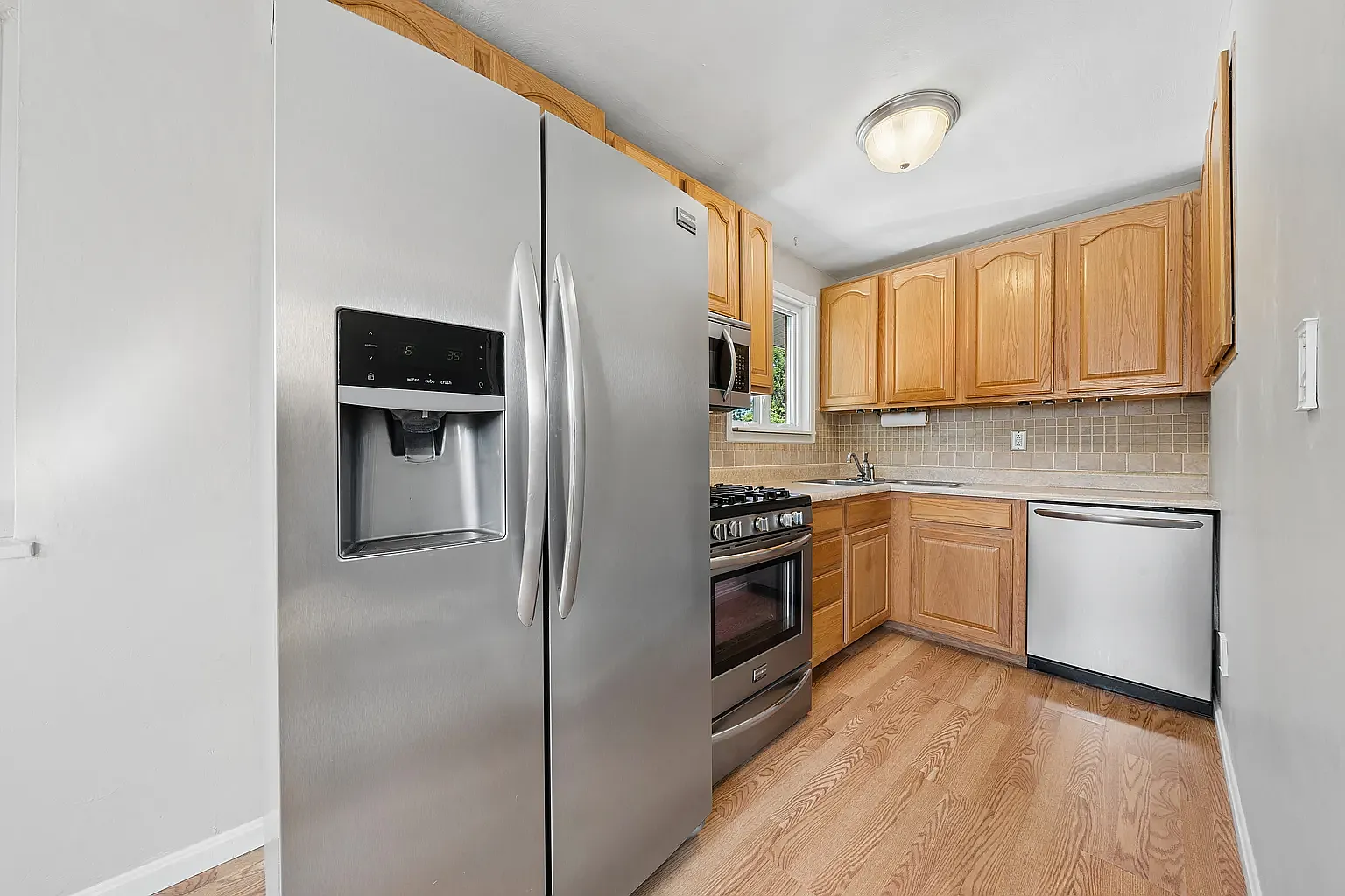 3 bed, 1371 sqft, $2,040 — Photo 3