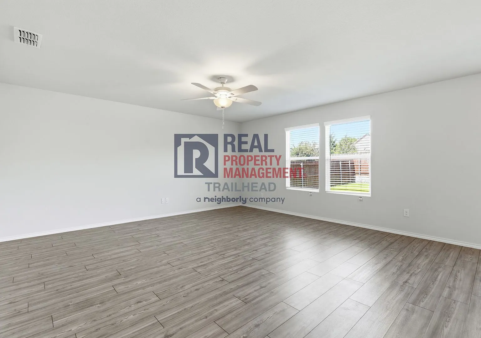 Spacious 4-Bedroom Home with Game Room — Photo 4