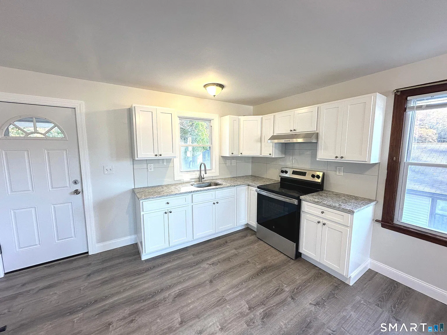 3 bed, 1.0 bath, 1296 sqft, $2,000 — Photo 3