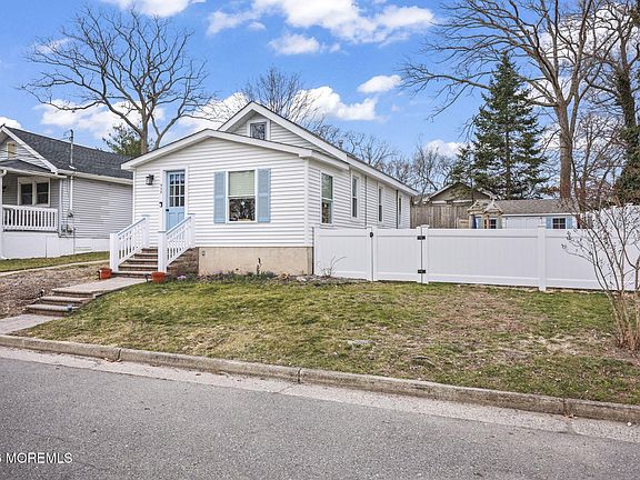2nd image of 939 Woodland Avenue