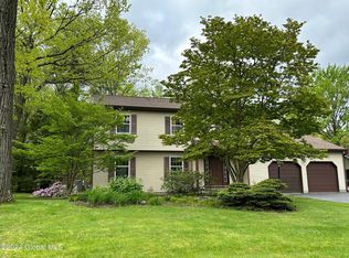 34 Ramblewood Ct, Niskayuna, NY 12309