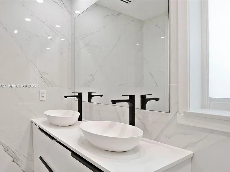 2402 NW 42nd St — Photo 17