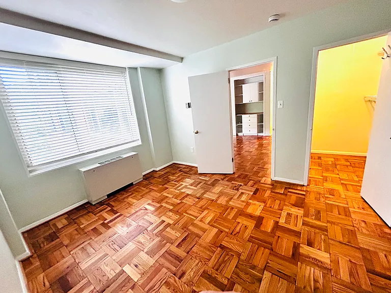 Bedroom w/ walk-in closet