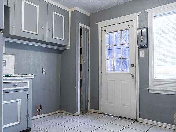 5th image of 907 Longley St