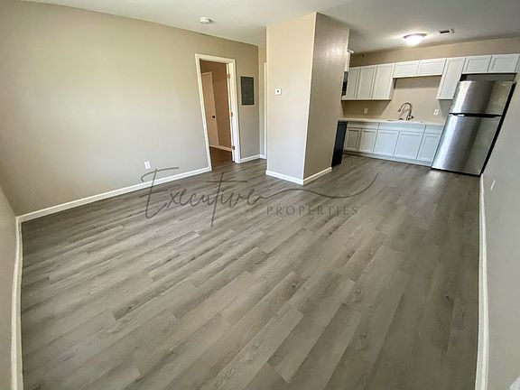 2nd image of 909 Mulberry St #10