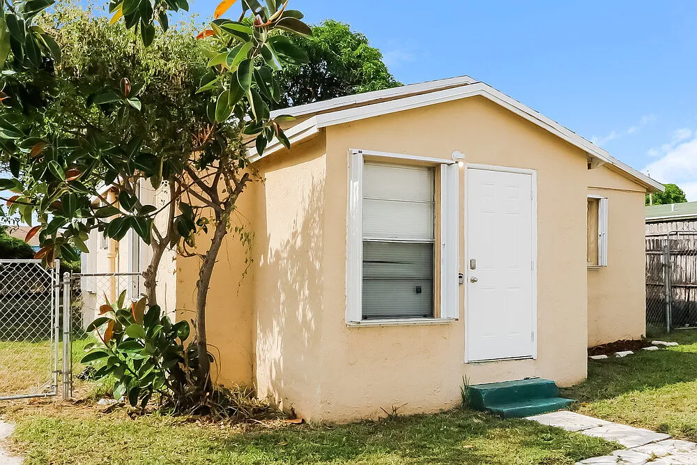 3 bed, 1.0 bath, 1025 sqft, $2,290 — Photo 4