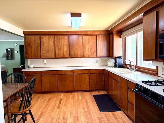 4th image of 332 Pingree St