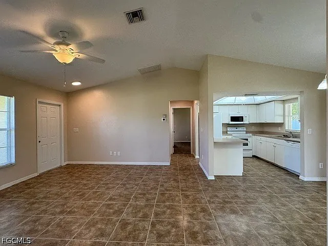3 bed, 2.0 bath, 1212 sqft, $1,795 — Photo 3