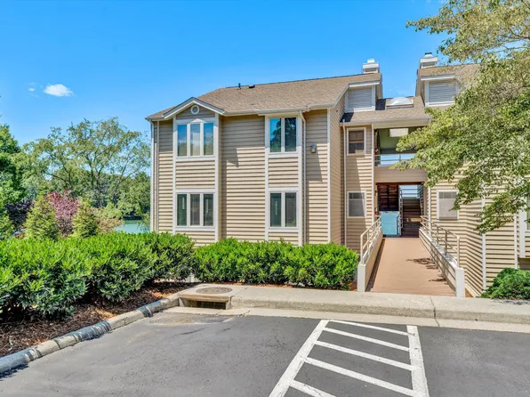 411 Marina Bay Dr APT 305, Penhook, VA 24137