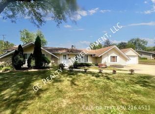 1930 Warwick Ln, Schaumburg, IL 60193