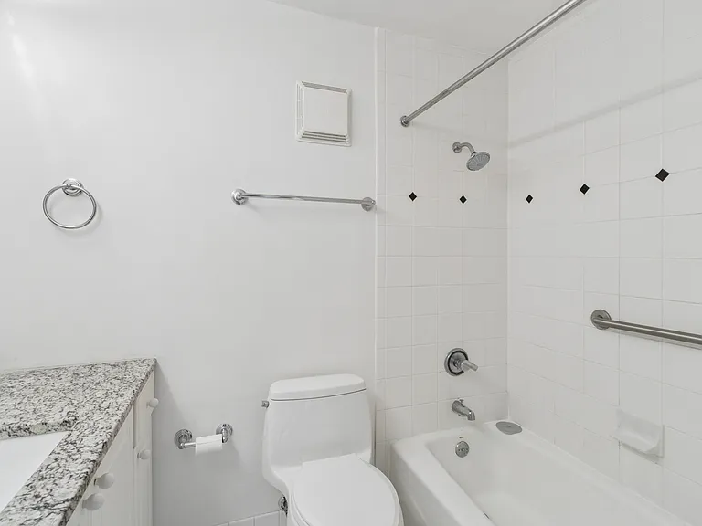 111 E Chestnut St #25F — Photo 11