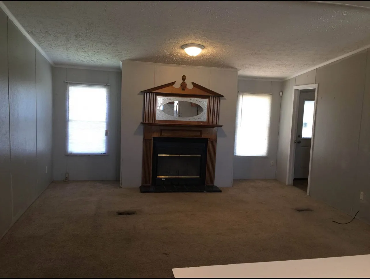 4 bed, 2400 sqft, $1,000 — Photo 3