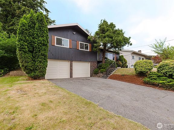 3rd image of 3828 Harbel Drive NE