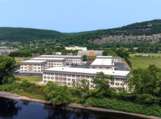 101 Riverside Dr #301, Matamoras, PA 18336