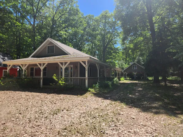 2121 Wolf Lake Dr, Baldwin, MI 49304