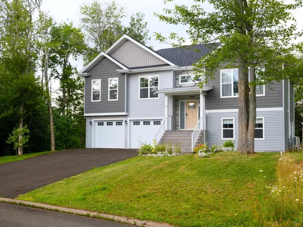 74 England Cir, Charlottetown, PE C1E 1V7