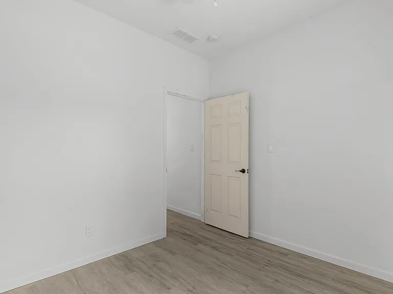 910 S 2nd St — Photo 11