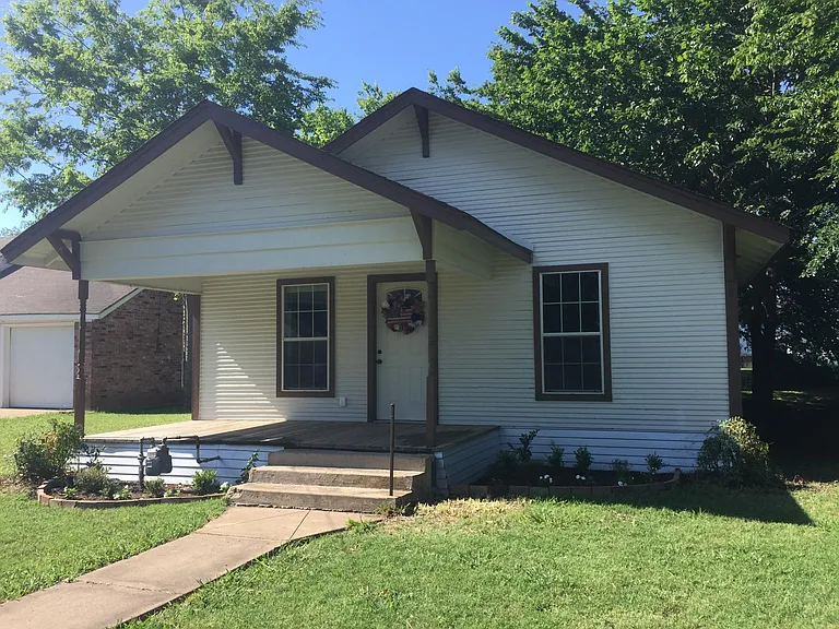 408 E Bois D Arc St — Photo 1