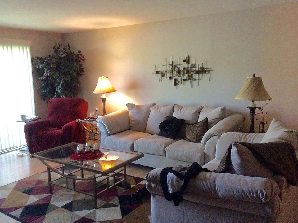 Living room, laminate flooring